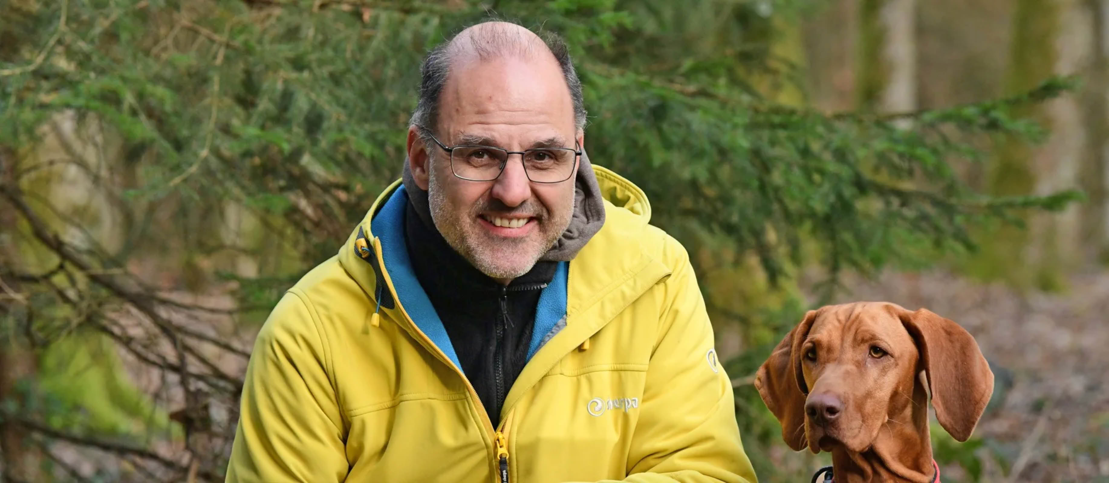 Mark Mickoleit mit Vizlahündin in der Natur